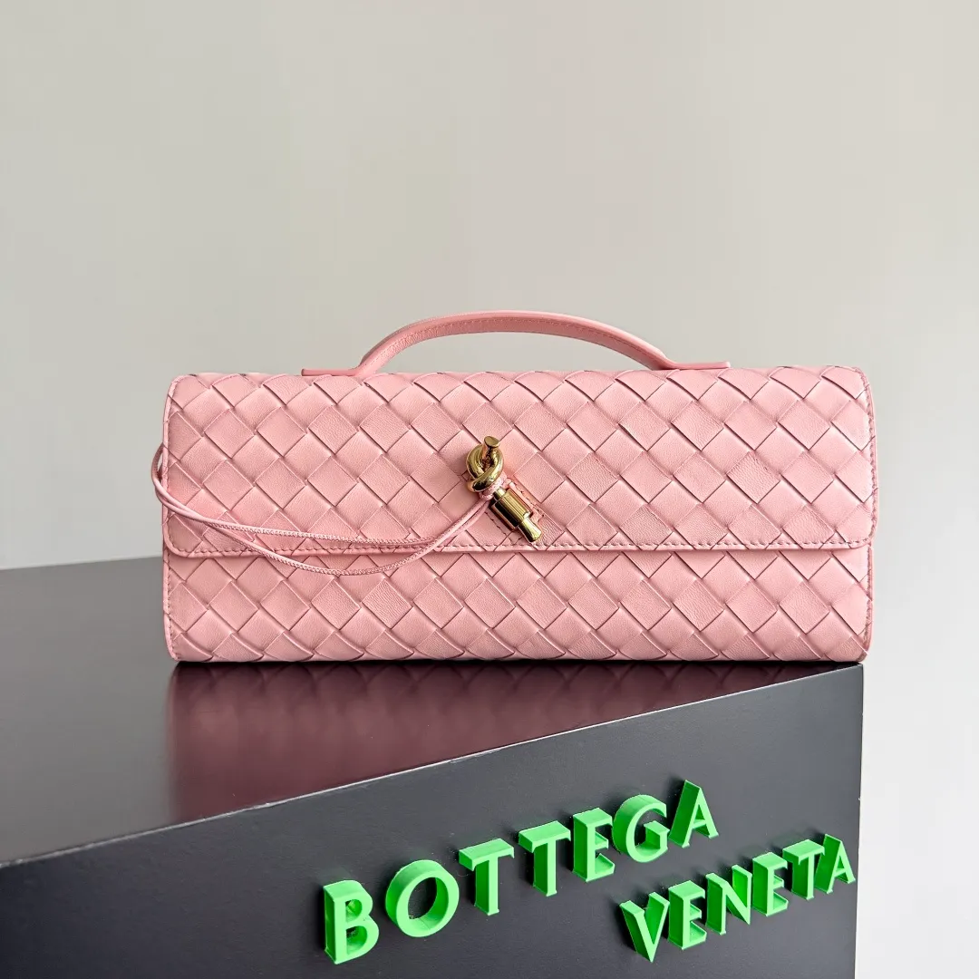 The batch of 1360 BV Andiamo evening handbags has been heavily planted again~ The designer aesthetics in the era of economic downturn are back. I fall in love with it at first sight and can't put it down. It's so beautiful and full of aura. The shape and texture are very competitive. It's light in weight and has sufficient capacity. It's a must-have for fashionistas. It's suitable for many occasions, minimalist, high-end and light luxury. Model No.: 741511 Size: 31*13*3cm